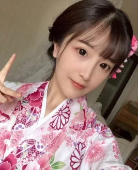 天津一线天白虎粉嫩鲍鱼小妹妹