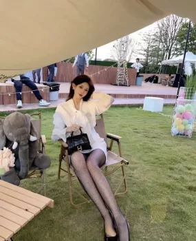 在野外露营认识的渔网袜单身小姐姐在草地就干上了