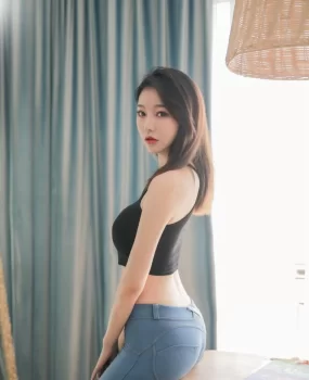 贵州遵义外围模特兼职嫩逼水多波大屁股大丝袜制服泡泡浴调情简直爽翻了